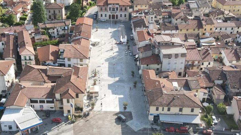 La piazza "teatro" della rissa