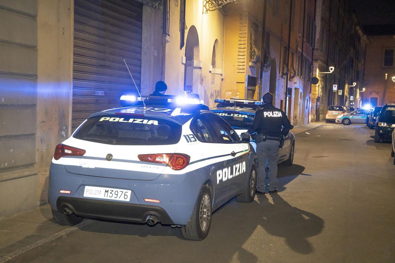 Raid della banda di ragazzi: spray in mezzo alla movida