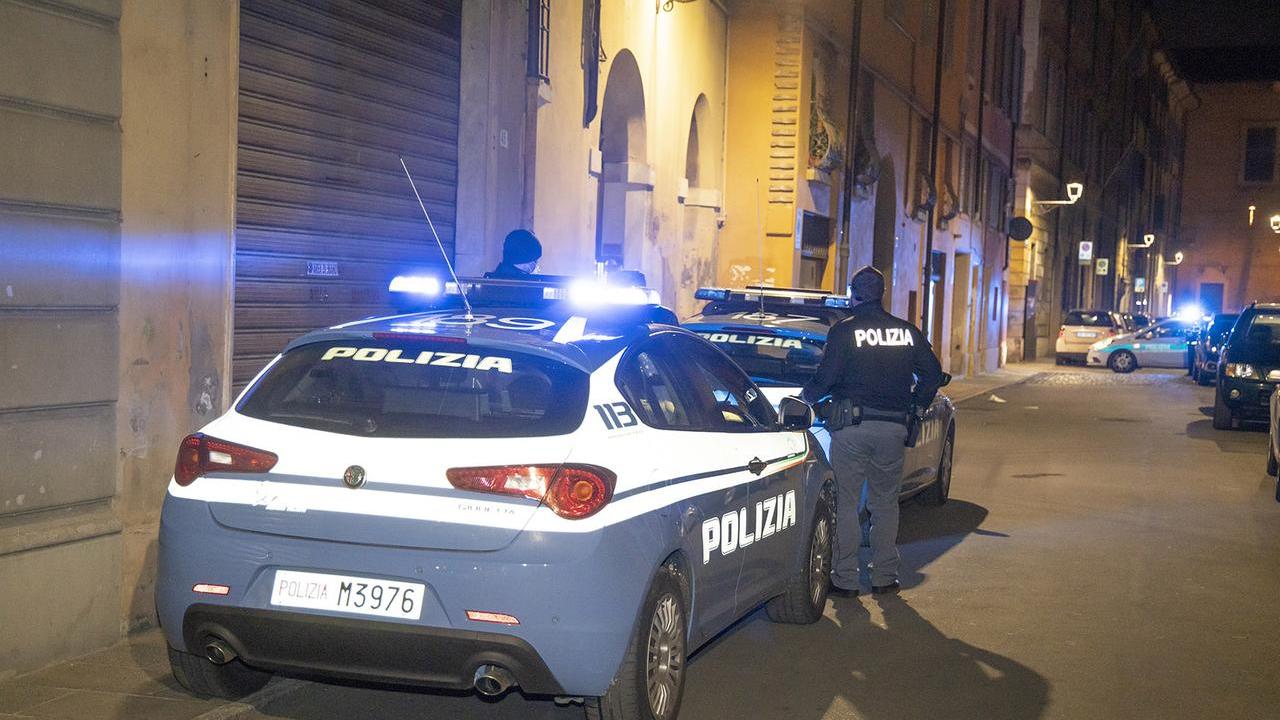 Raid della banda di ragazzi: spray in mezzo alla movida