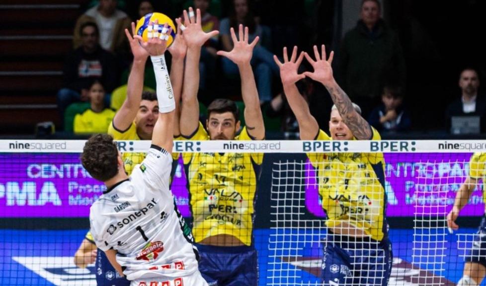 
	Un muro giallobl&ugrave; (foto Modena Volley)

