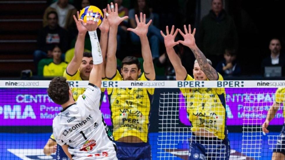 Un muro gialloblù (foto Modena Volley)