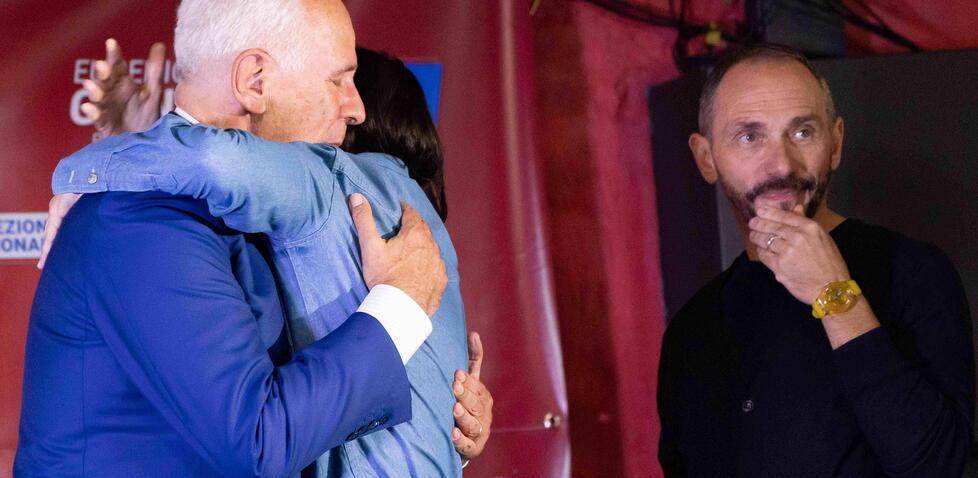 
	Eugenio Giani abbraccia Elly Schlein, vicino a loro Emiliano Fossi

