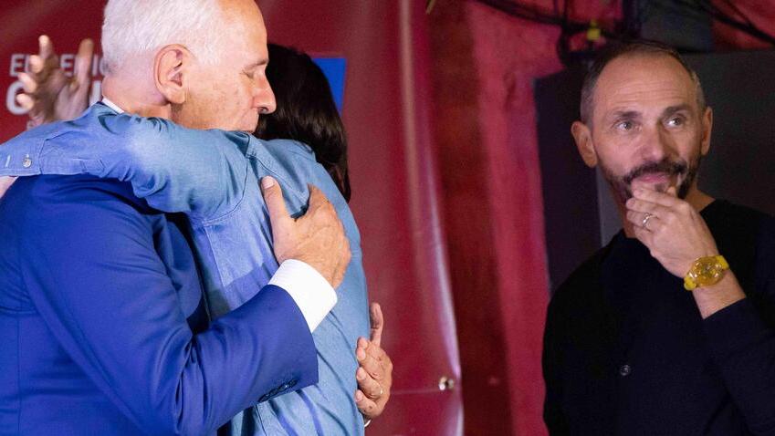 Eugenio Giani abbraccia Elly Schlein, vicino a loro Emiliano Fossi