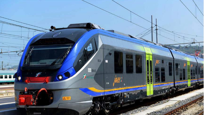 Trovato senza biglietto sul convoglio Lucca-Piazza al Serchio rompe un dito al capotreno
