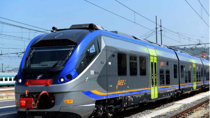 Trovato senza biglietto sul convoglio Lucca-Piazza al Serchio rompe un dito al capotreno