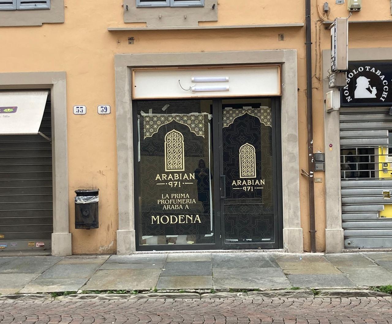 
	La vetrina della profumeria araba

