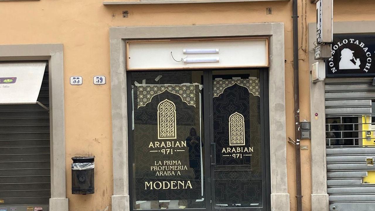 La vetrina della profumeria araba