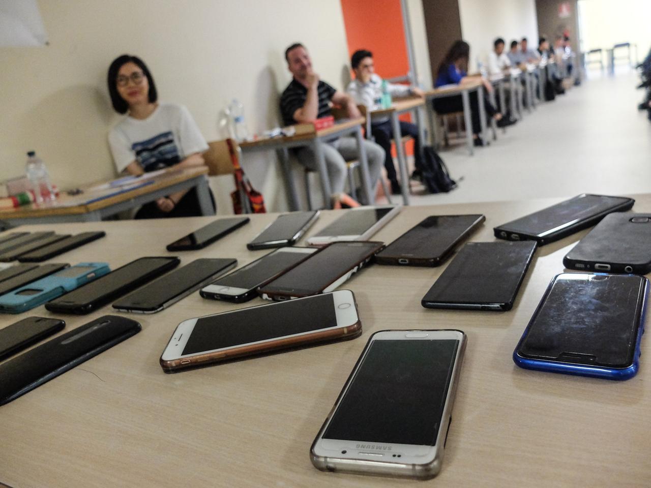 No al telefono in classe, gli studenti: «Il divieto è un passo indietro, ma c’è più attenzione»