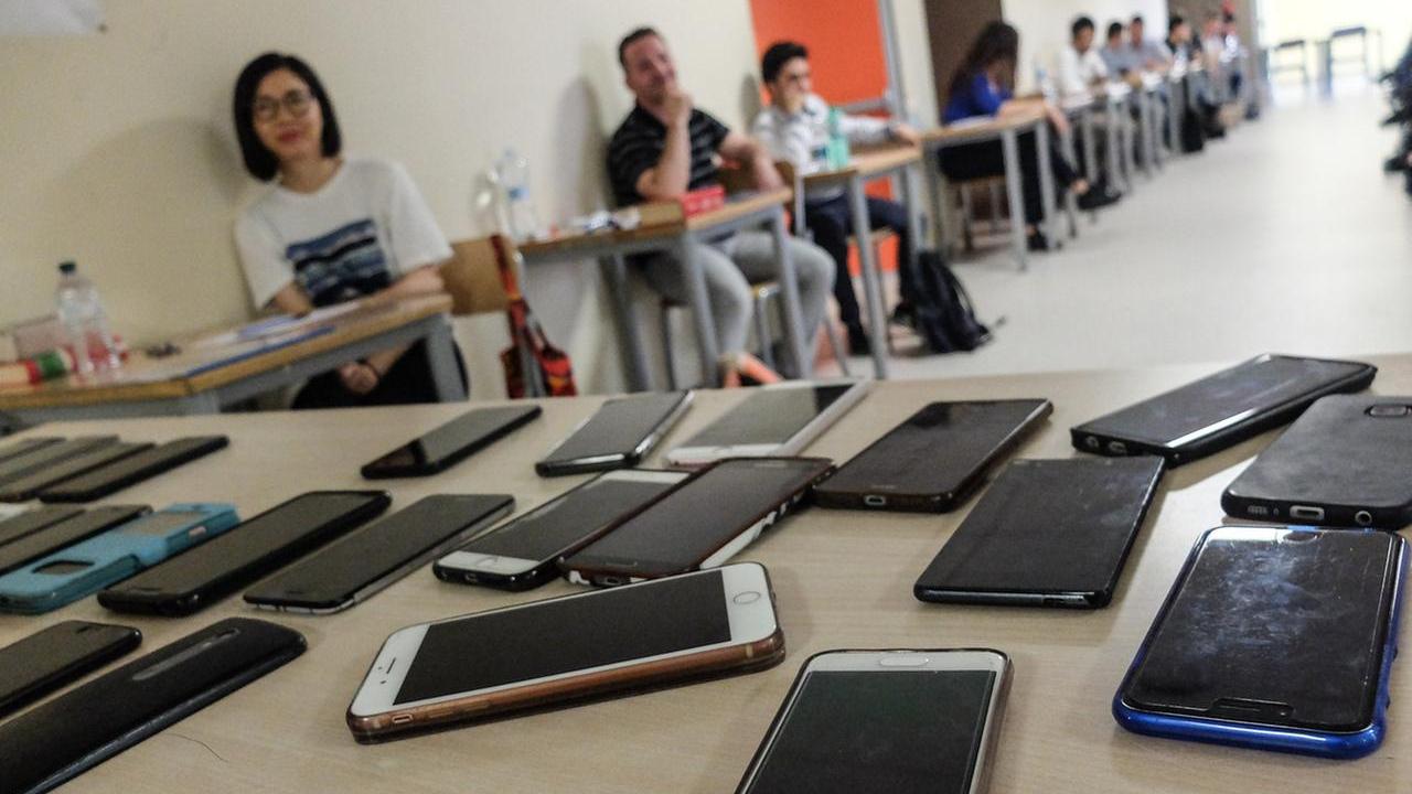 No al telefono in classe, gli studenti: «Il divieto è un passo indietro, ma c’è più attenzione»