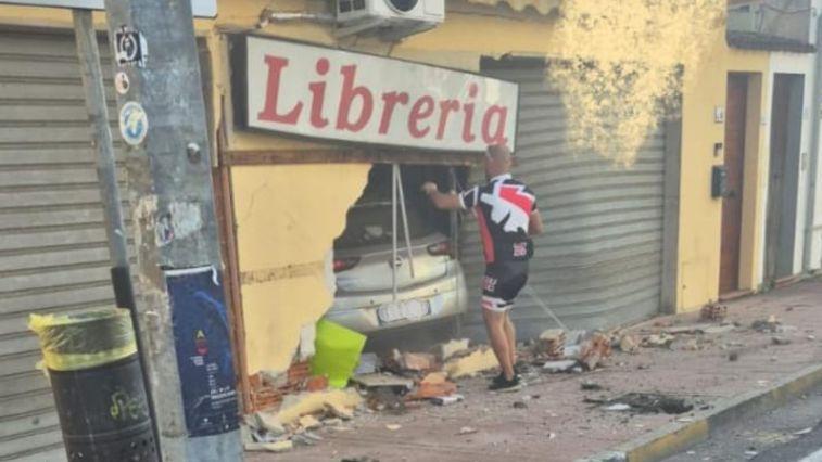 Un’auto impazzita sfonda una cartolibreria, tragedia sfiorata: ecco cosa è successo