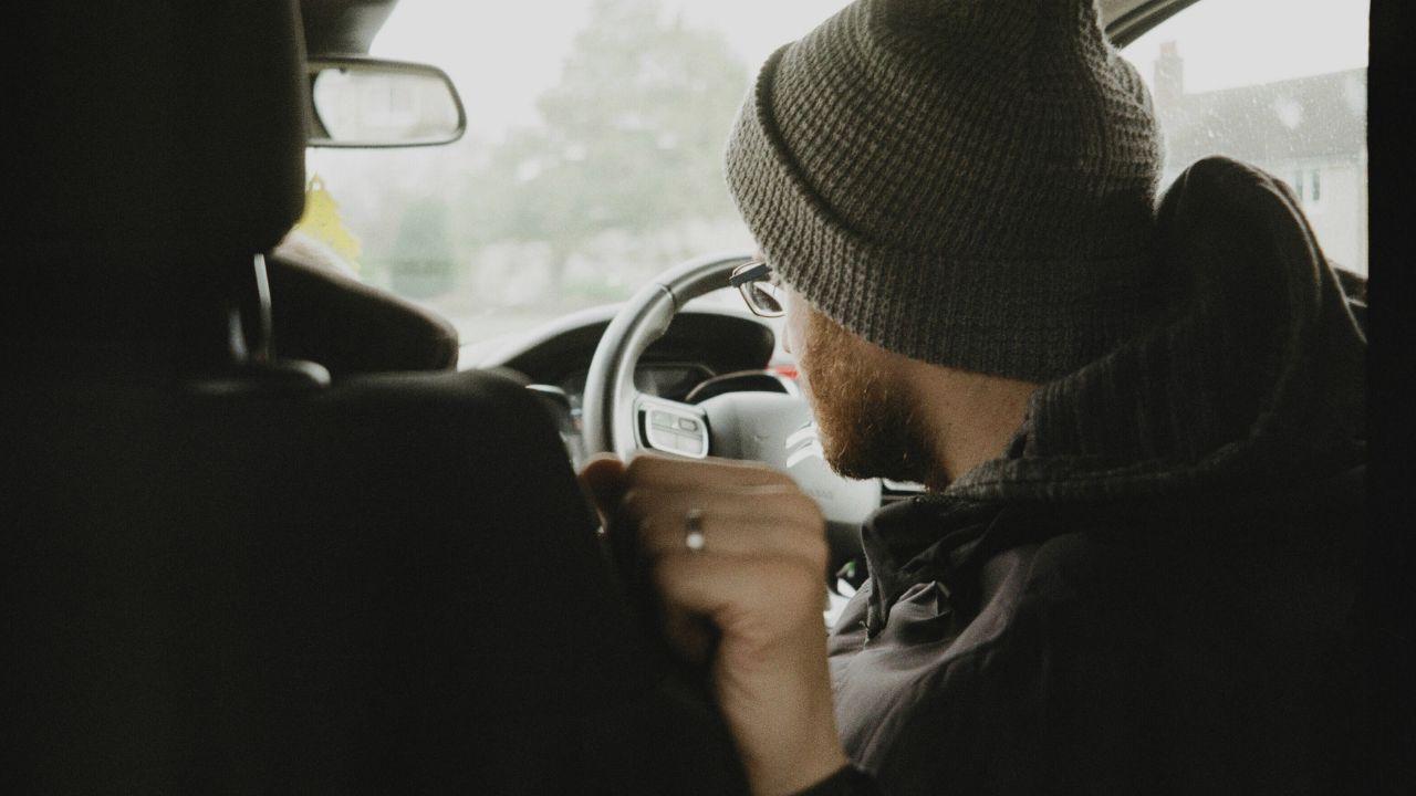 Un uomo in macchina (foto di repertorio)