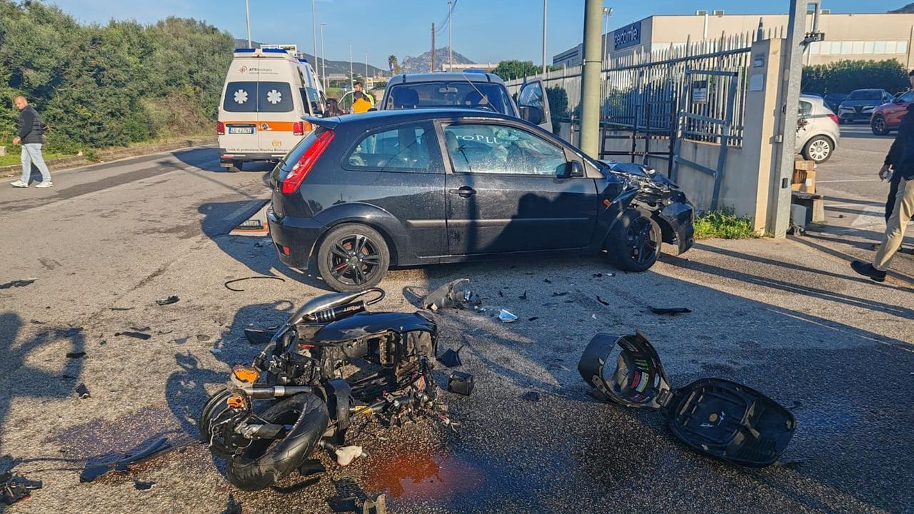 Olbia, moto contro auto: 18enne trasportato a Sassari con diverse fratture