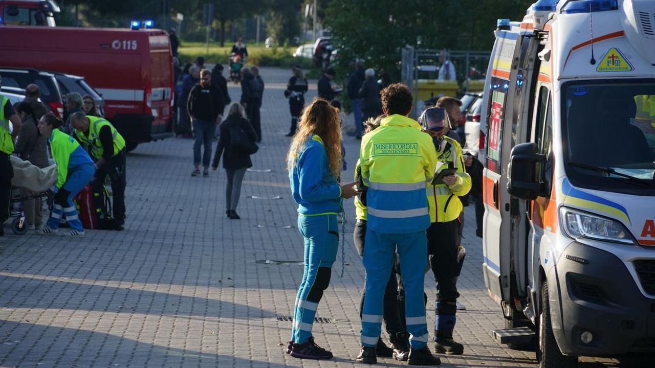 I soccorsi fuori dal condominio di via Guadalajara 25, alla Leccia (foto Stick)
