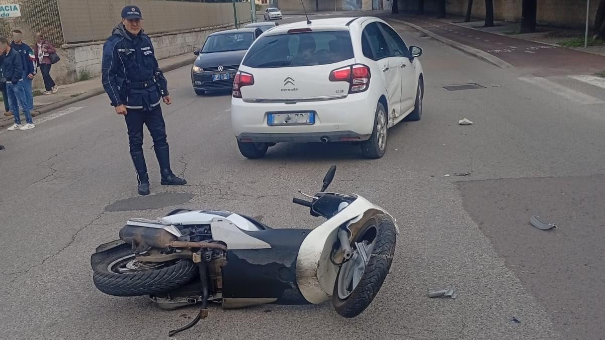 Auto contro moto al semaforo, ferito un sedicenne
