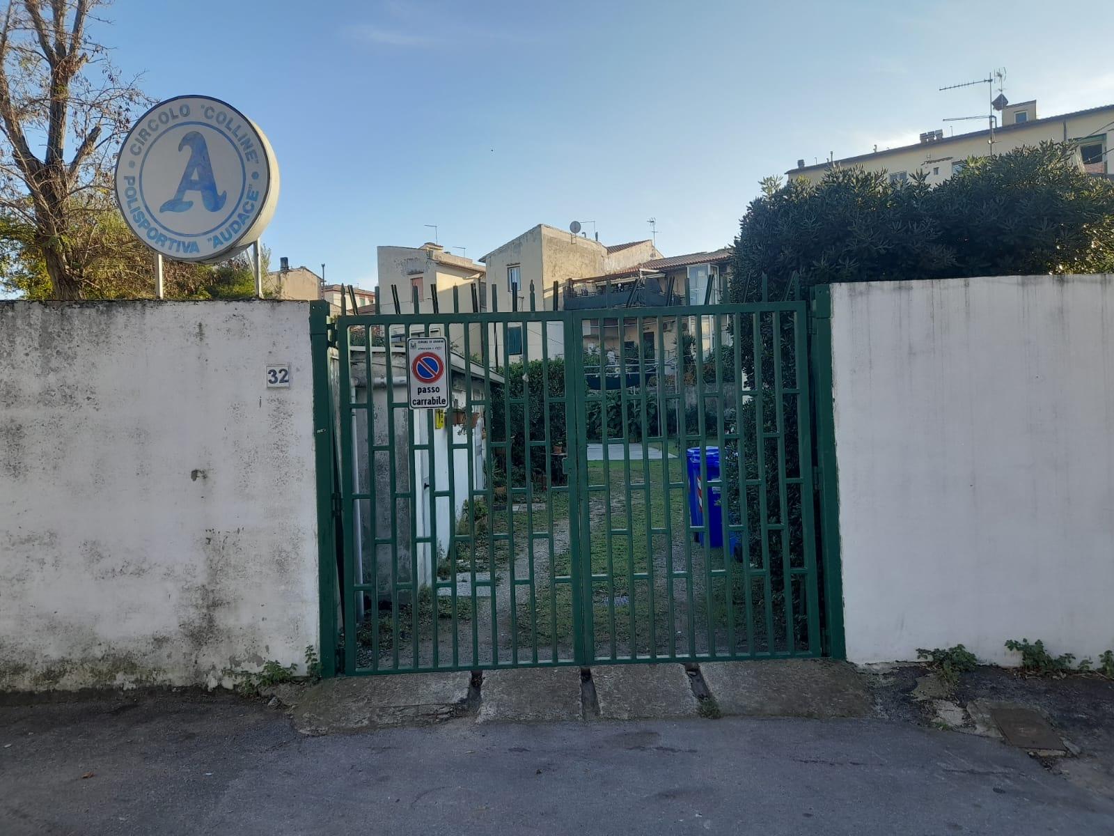 L'ingresso da via Derna da dove sarebbero entrati i ladri