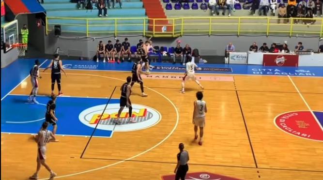 Basket, il canestro impossibile di Cabriolu durante Esperia Cagliari - Nuovo Basket Aquilano – GUARDA IL VIDEO