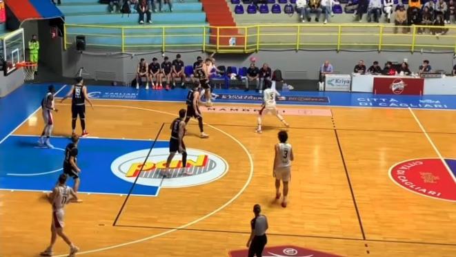 Basket, il canestro impossibile di Cabriolu durante Esperia Cagliari - Nuovo Basket Aquilano – GUARDA IL VIDEO