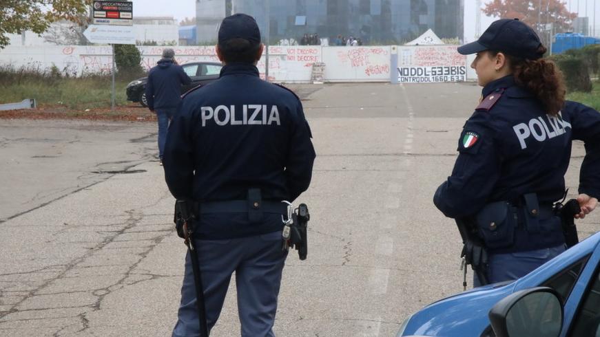 Fotografo 70enne picchiato e rapinato al rave