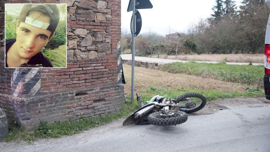 Jeremy Bianchi e la moto del 20enne dopo l'urto con la Panda