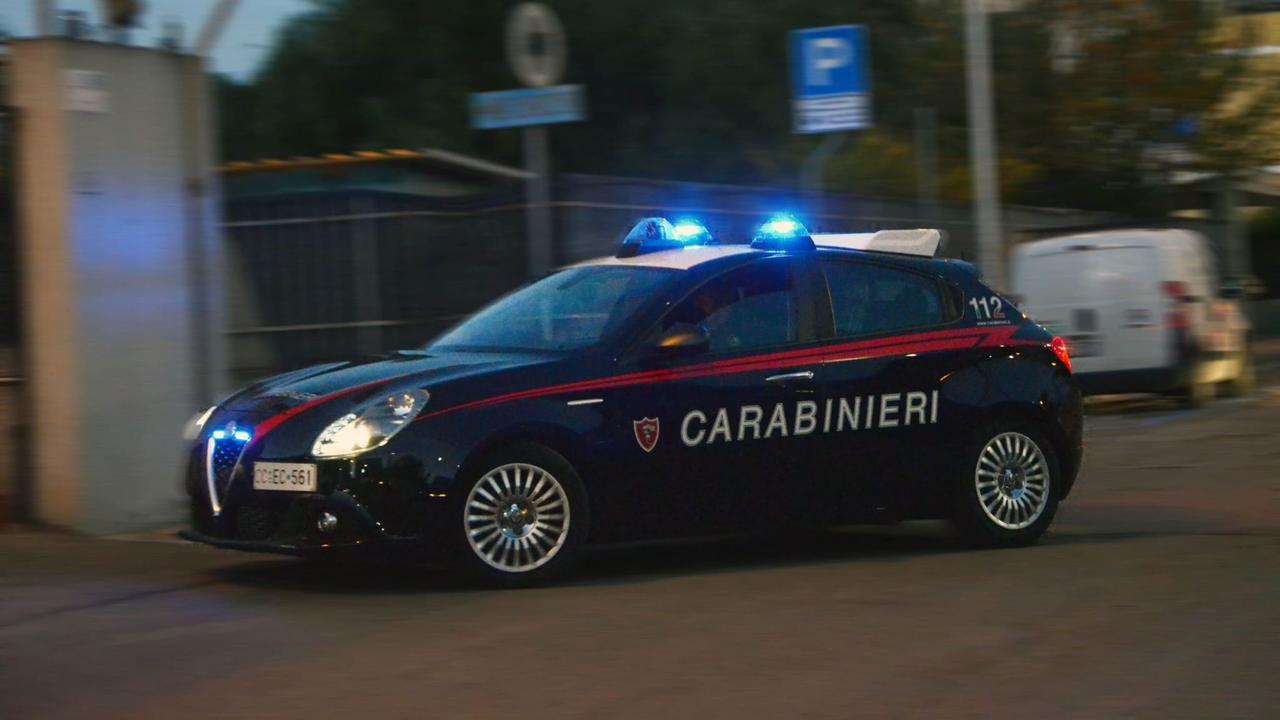 Non può avvicinarsi ai familiari e va a chiedere soldi: arrestato