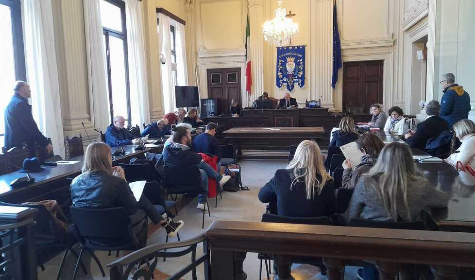Scuole, fumata grigia sugli accorpamenti in Valdinievole. La palla passa alla Provincia