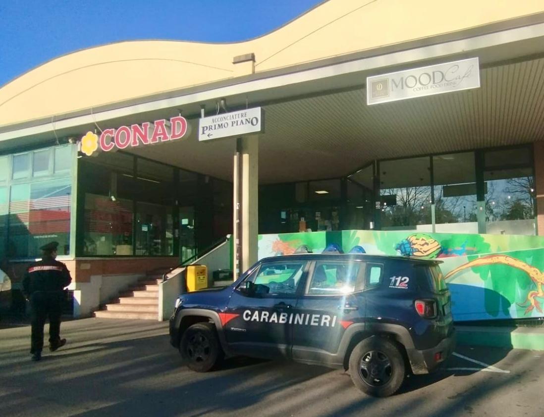 «Scusi, ha perso dei soldi?». Ma è una scusa per farla scendere dall’auto e derubarla