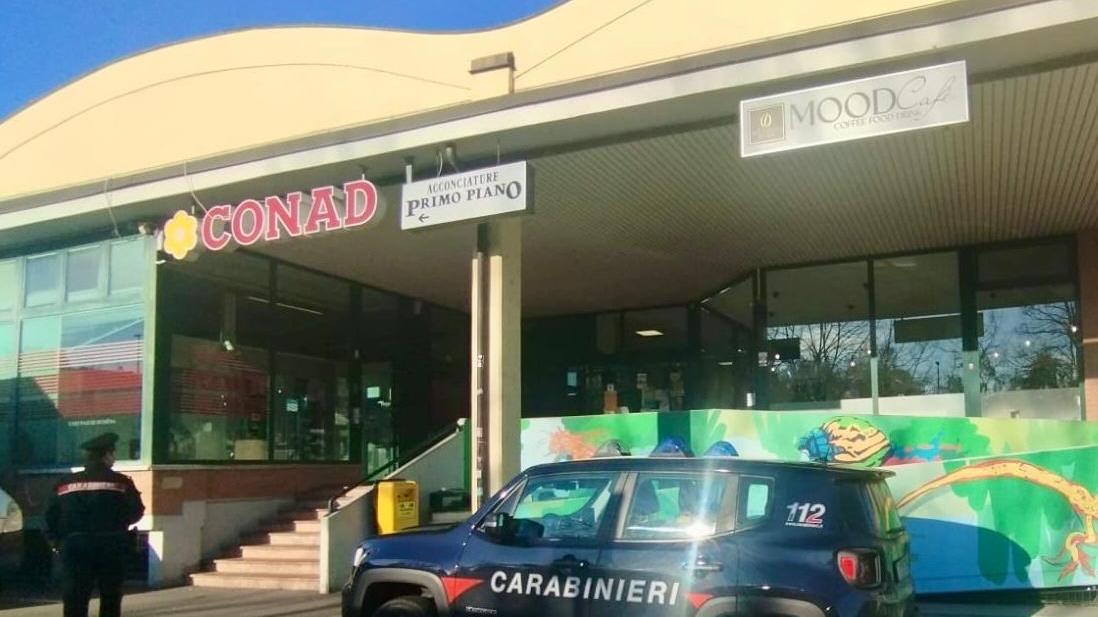 «Scusi, ha perso dei soldi?». Ma è una scusa per farla scendere dall’auto e derubarla
