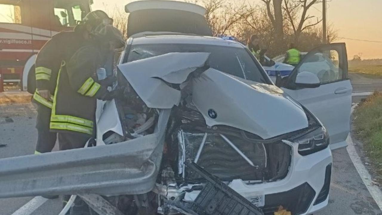 
	L'auto infilzata dal guardrail (foto vigili del fuoco)

