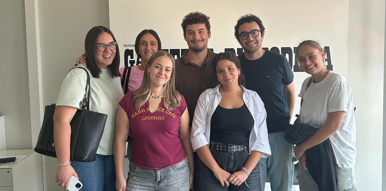 
	Gli studenti del Selmi e il giornalista della Gazzetta Gabriele Canovi

