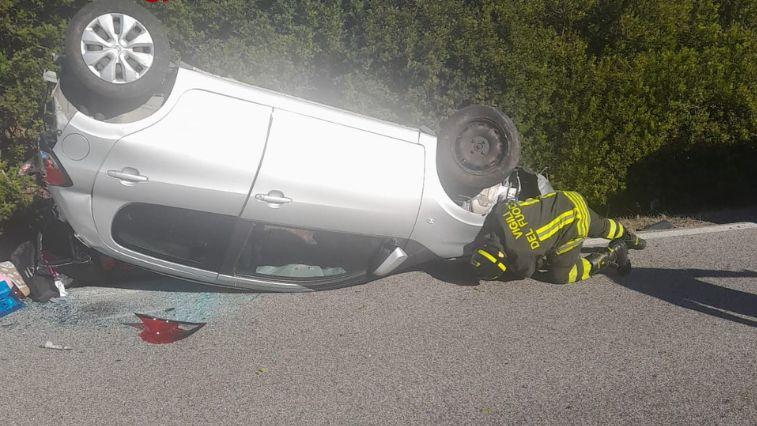 Auto si ribalta e finisce in mezzo alla carreggiata sulla statale 131 dcn: ferita la conducente