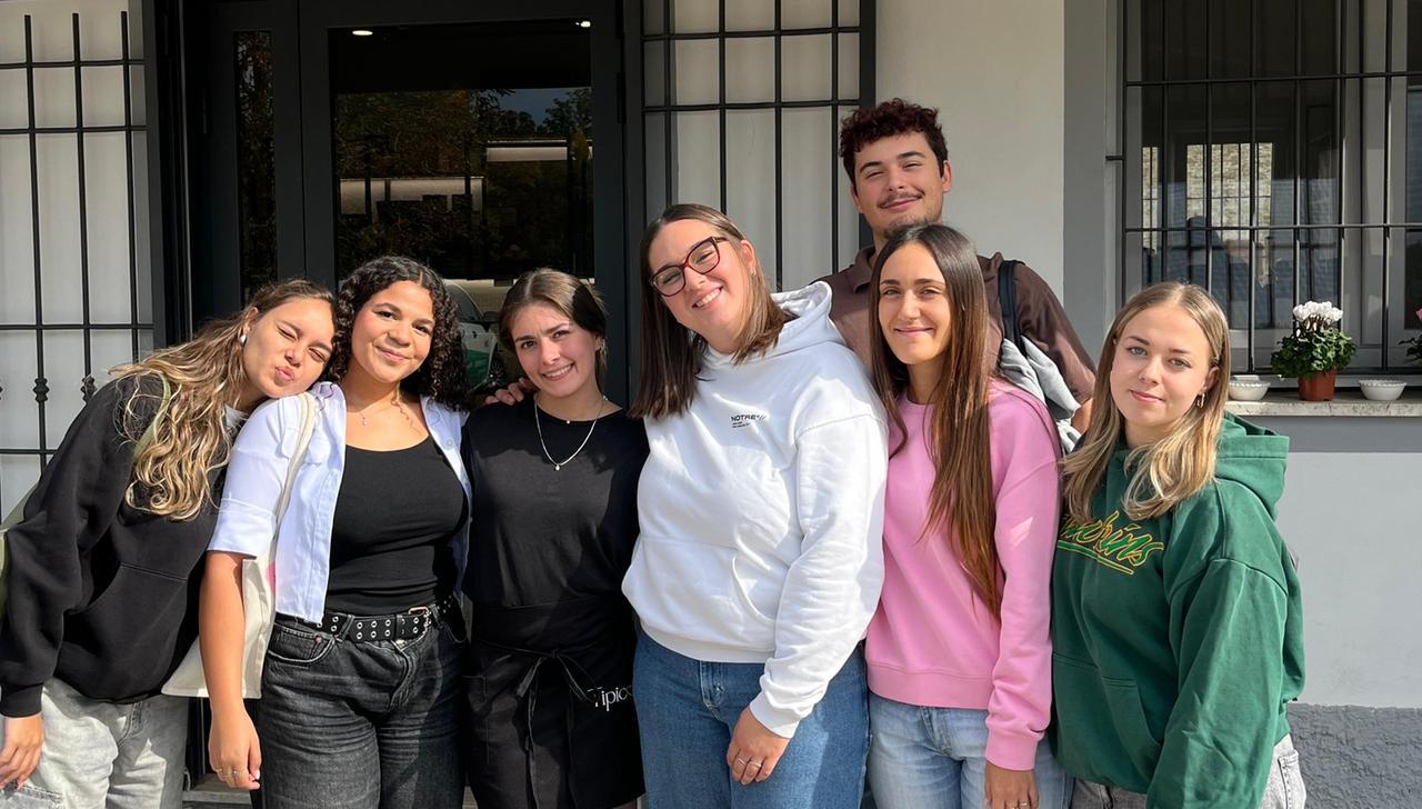 
	Gli studenti del liceo Selmi di Modena insieme a Beatrice Moscattini, titolare di Tipico

