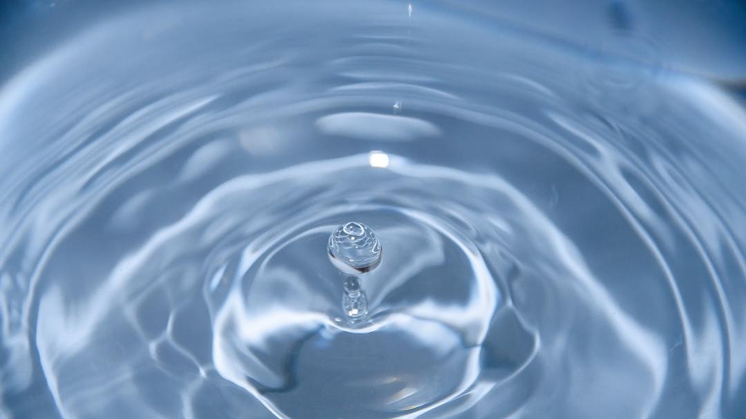 Idratazione e benessere: perché bere e mangiare cibi ricchi d’acqua è fondamentale in ogni stagione