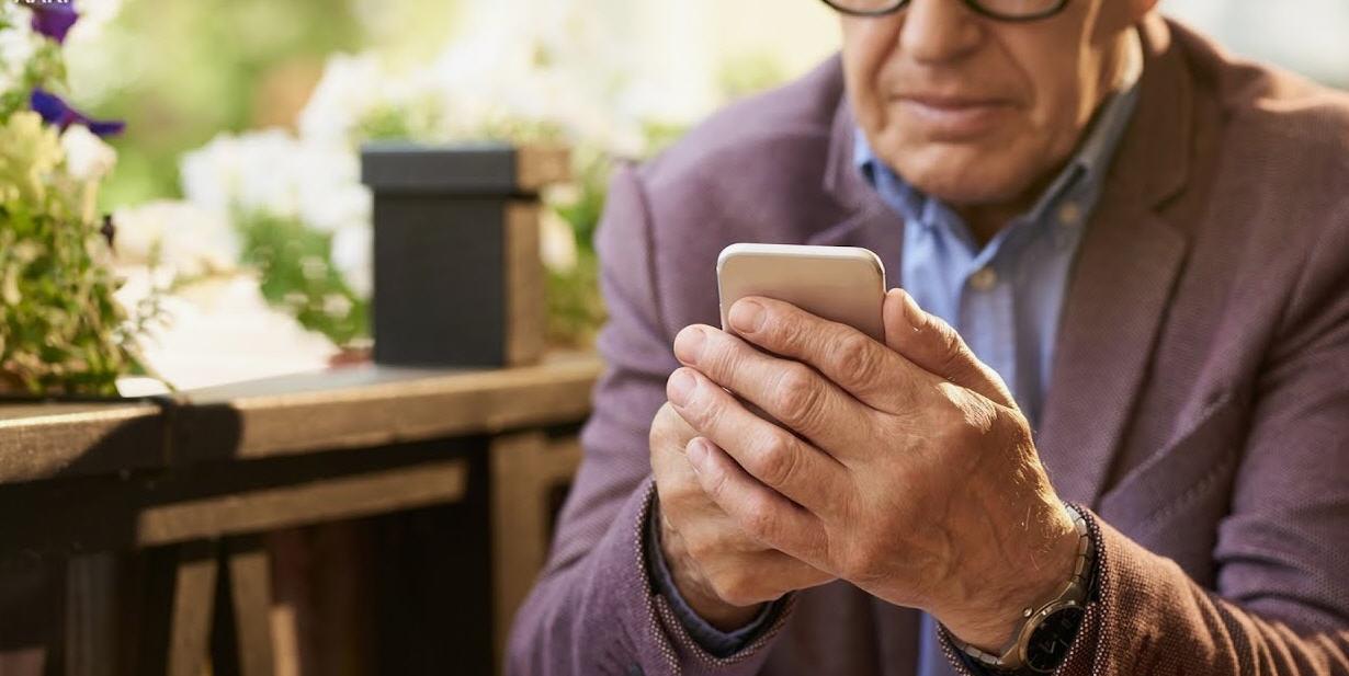 Ricevono un sms e credono che sia la figlia che chiede soldi: fanno quattro bonifici, ma è una truffa