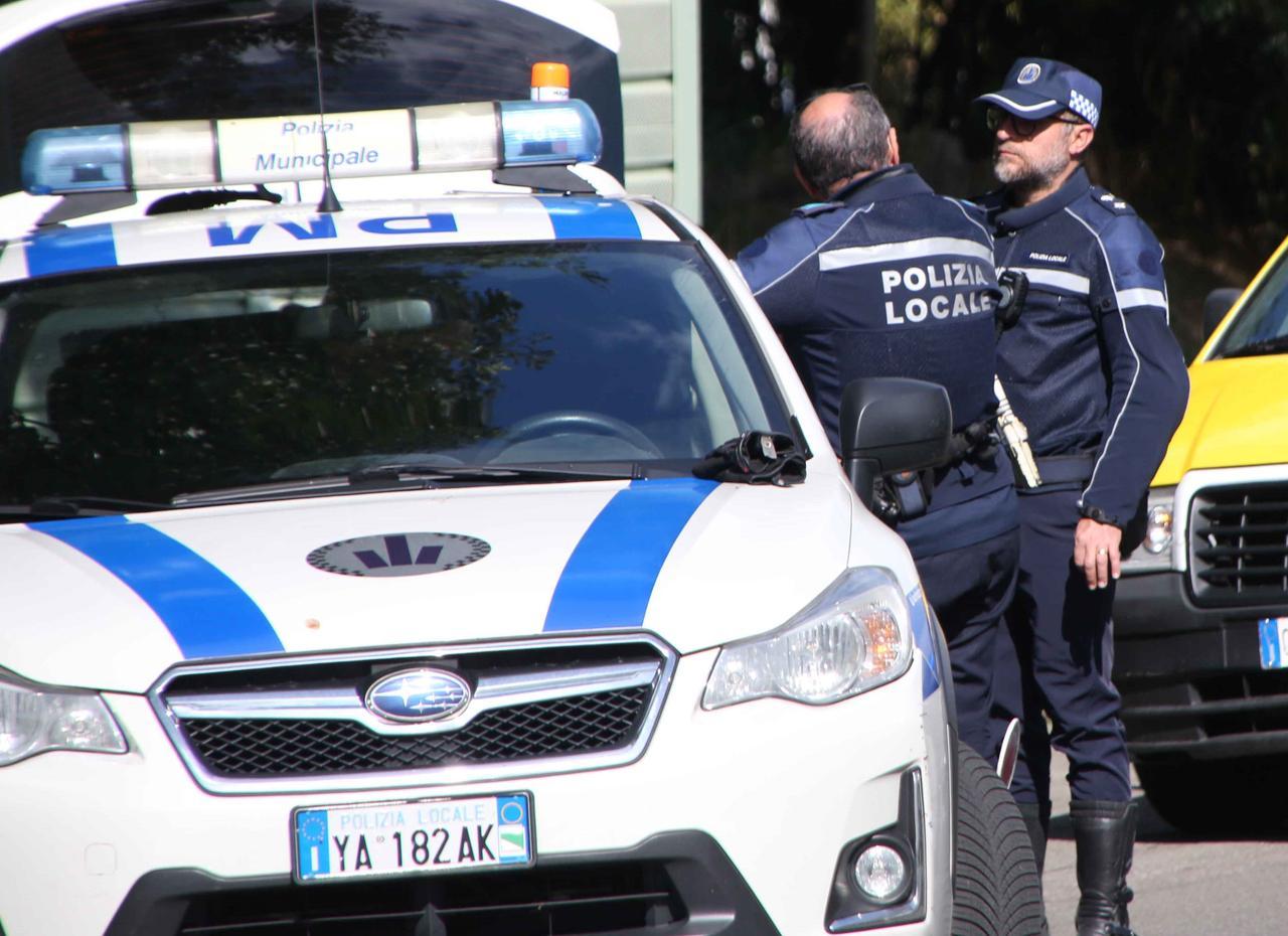 Fugge dopo aver urtato un 17enne in scooter: trovato il pirata della strada