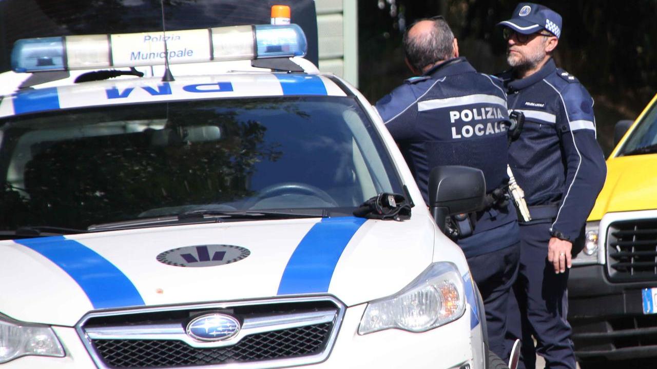 Fugge dopo aver urtato un 17enne in scooter: trovato il pirata della strada