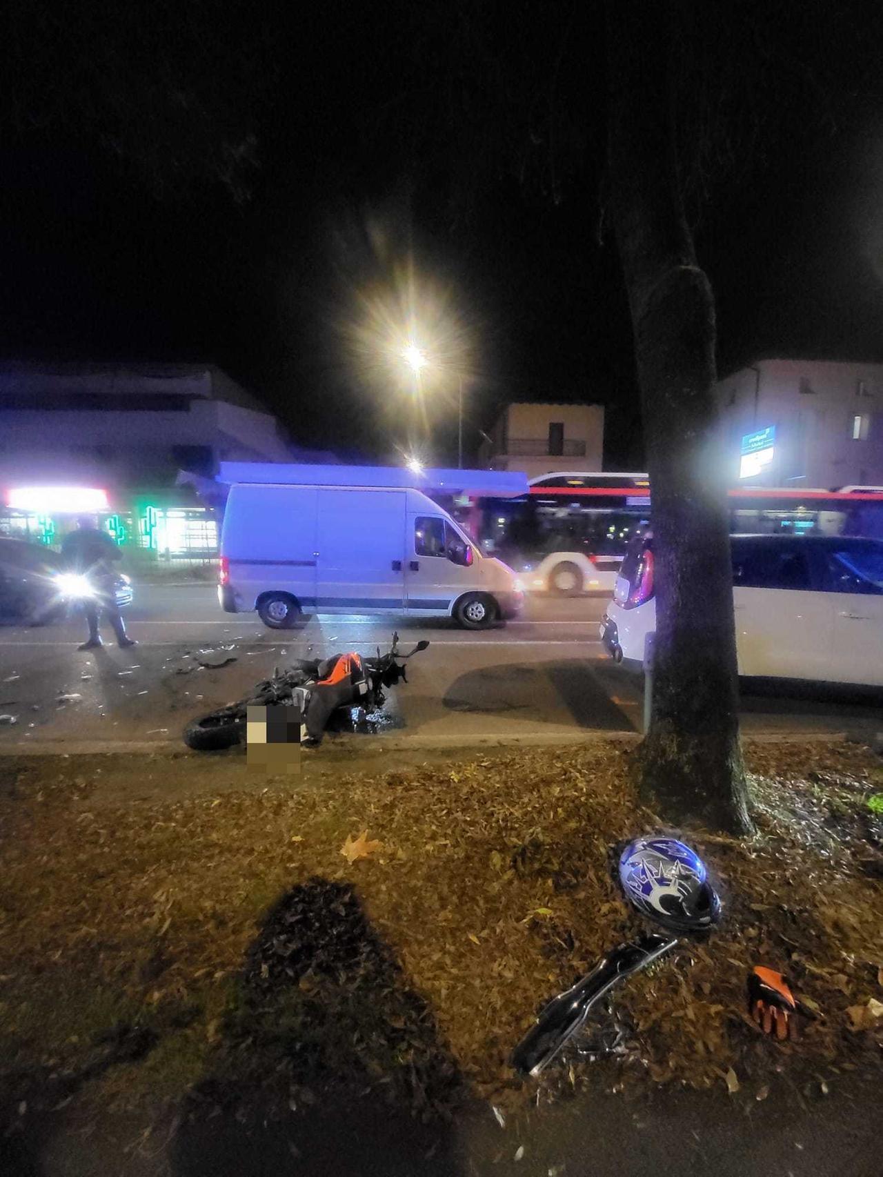 Incidente auto-moto in Circonvallazione a Reggio Emilia, traffico in tilt