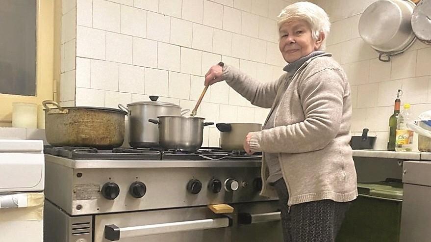 
	Tonina Siotto ai fornelli nella Trattoria Sardegna

