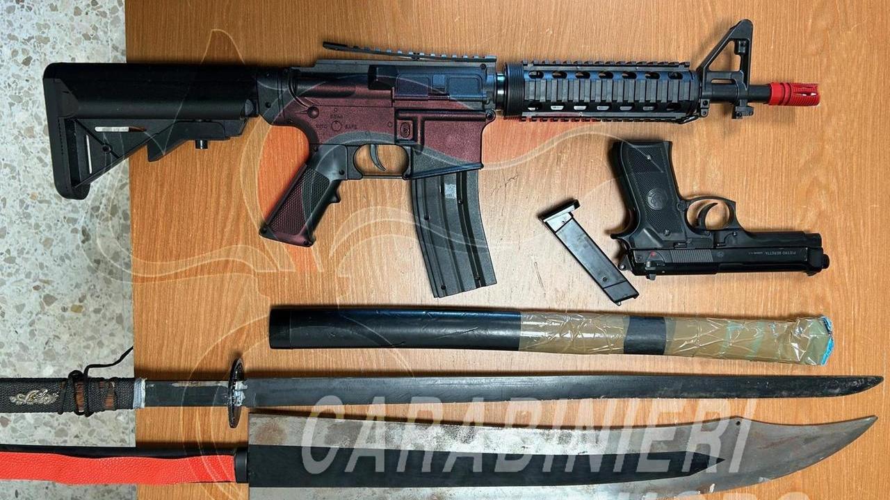 In casa spade e armi da softair: 22enne denunciato
