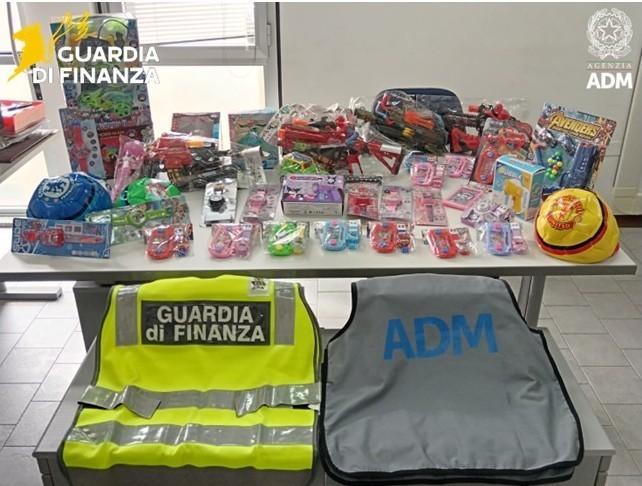 Marvel, Disney, Manchester United: sequestrati in porto oltre 8500 articoli contraffatti