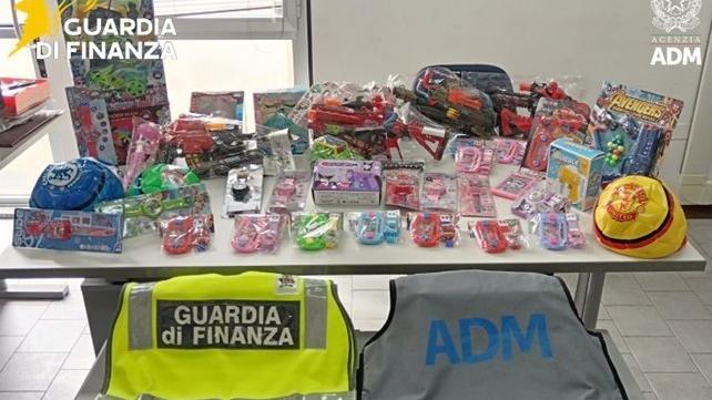 Marvel, Disney, Manchester United: sequestrati in porto oltre 8500 articoli contraffatti