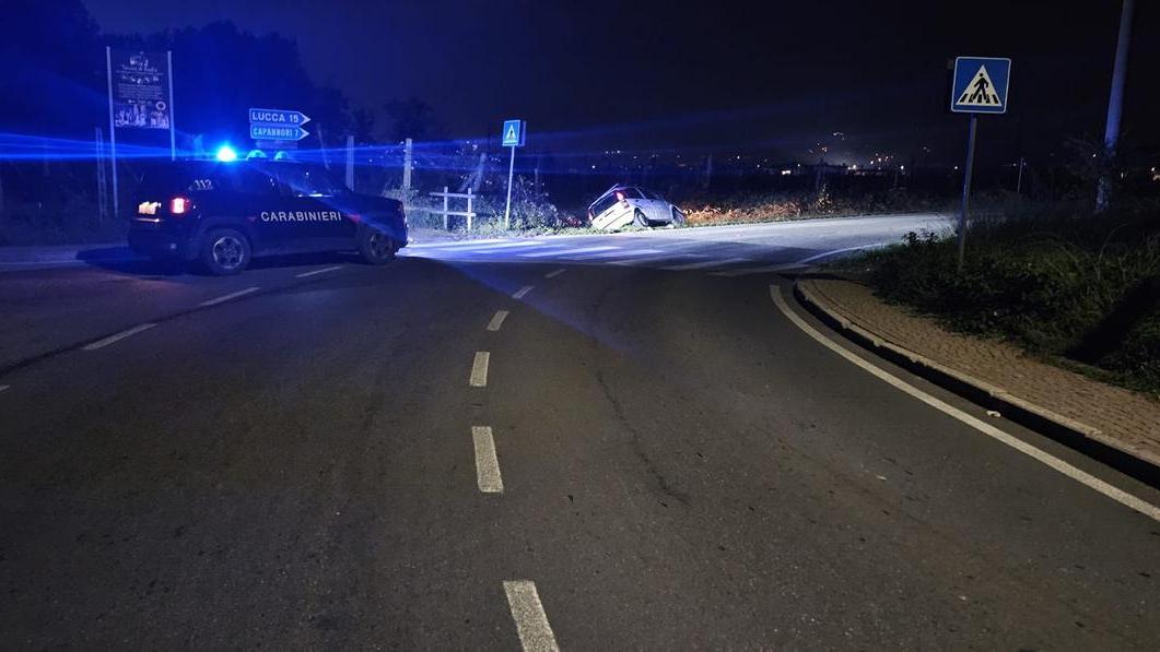 La Panda dei fuggitivi fuori strada dopo l'inseguimento con i carabinieri