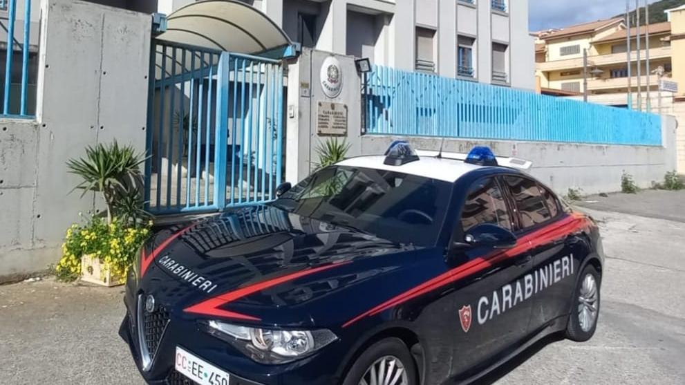 Botte, insulti e minacce di morte alla moglie: scattano le manette per un operaio