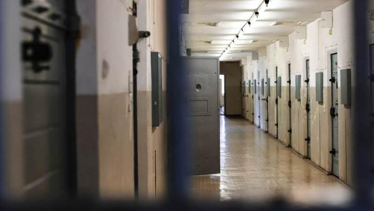 Suicidio in carcere a Ferrara, assolto l’agente che doveva controllare