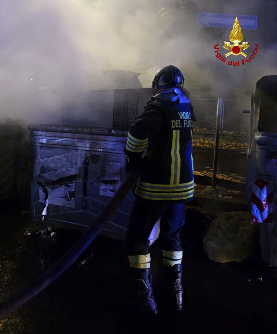 Quaranta cassonetti dati alle fiamme in poche settimane: cosa sta succedendo in zona stazione