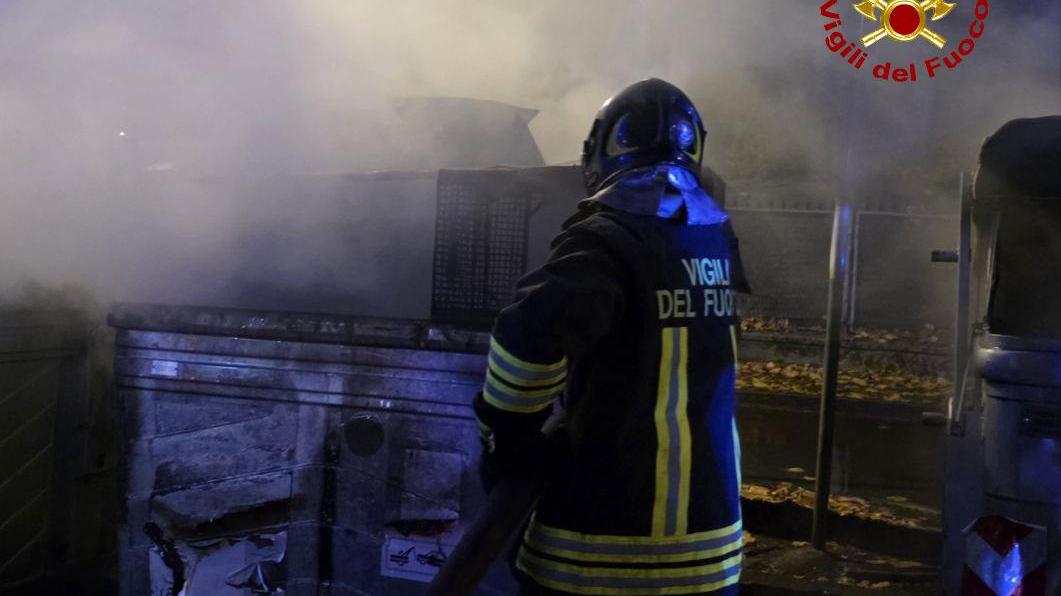 Quaranta cassonetti dati alle fiamme in poche settimane: cosa sta succedendo in zona stazione
