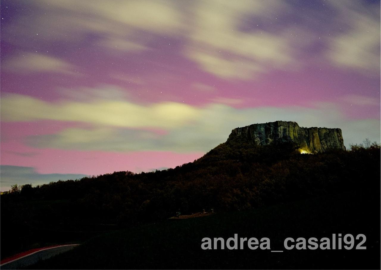L’aurora boreale illumina il cielo sopra la Pietra di Bismantova