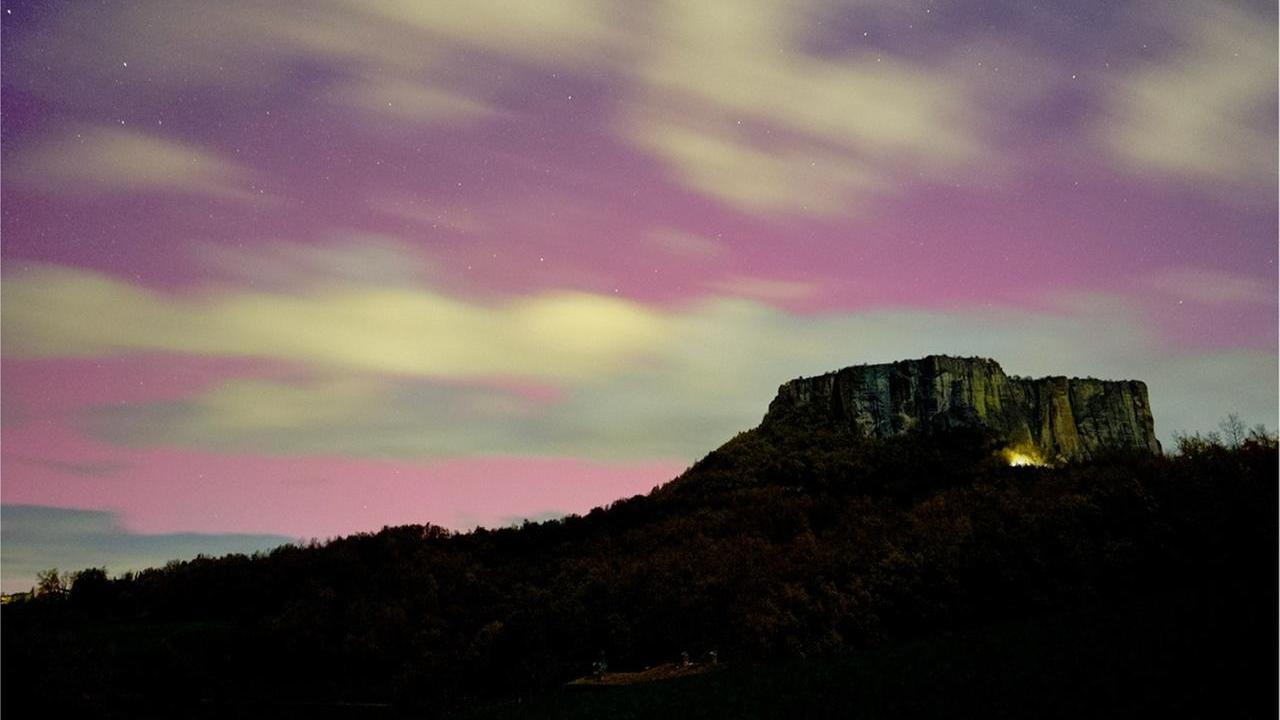 L’aurora boreale illumina il cielo sopra la Pietra di Bismantova