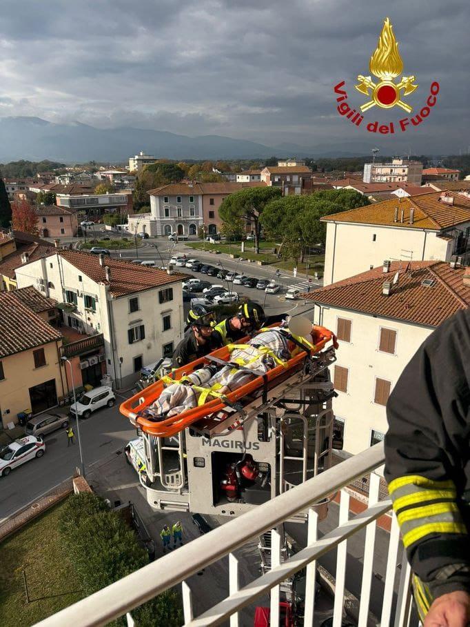Altopascio, pensionata salvata dai vigili del fuoco
