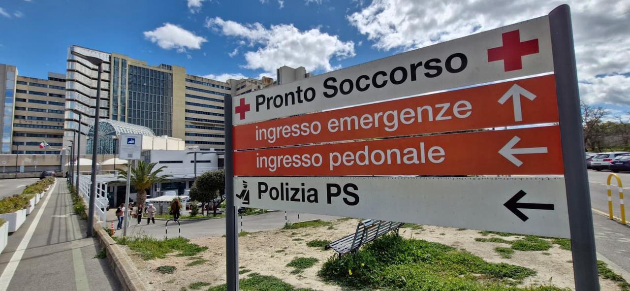 Operaio investito da una fiammata nella raffineria Saras