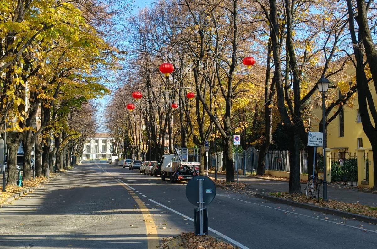 La comunità cinese dona 45 lanterne per illuminare viale IV Novembre. L’assessore: «E’ una buona notizia, non una minaccia»